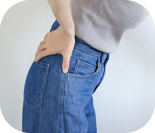 腰に手を添える女性